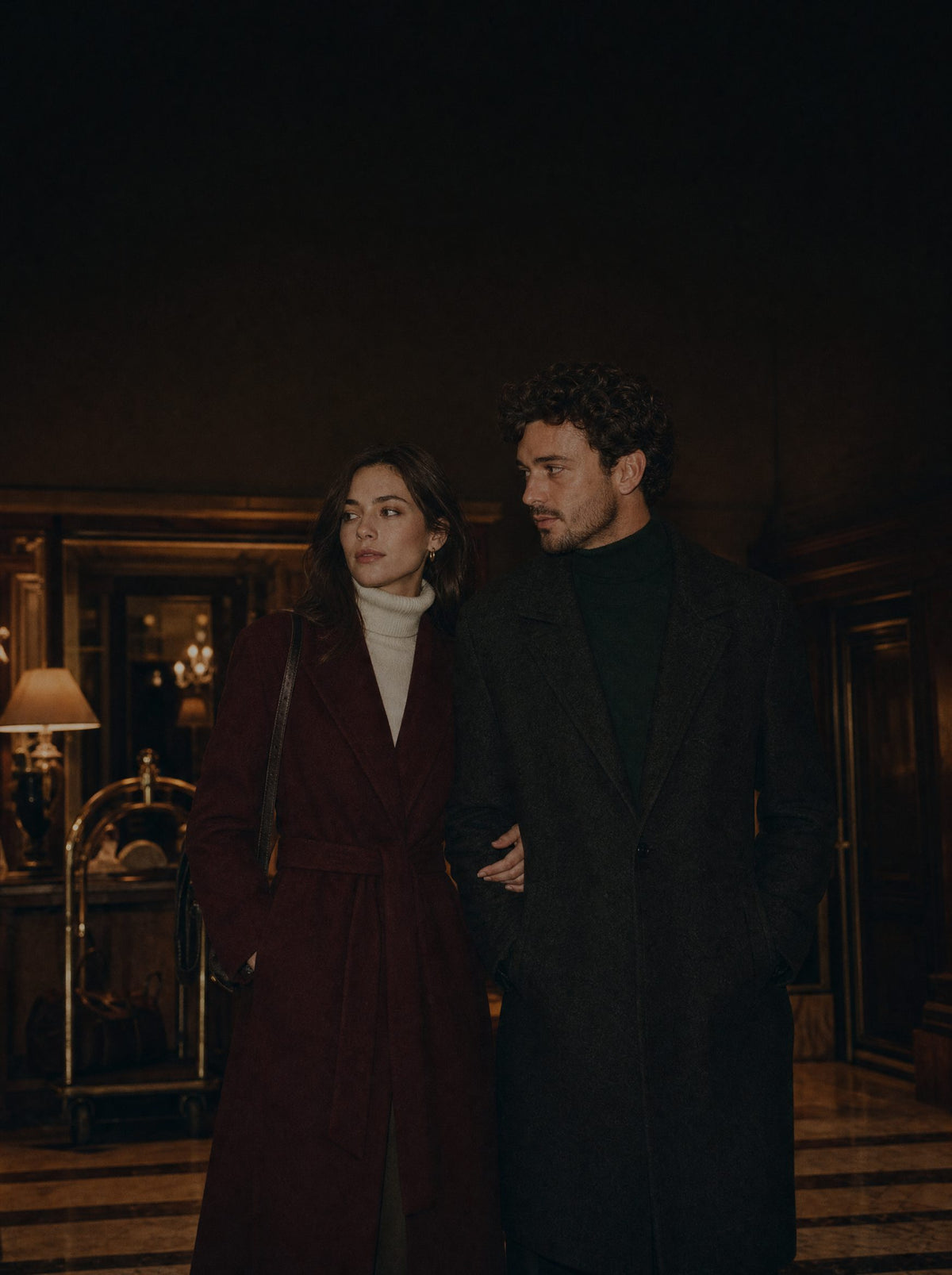 Luinja autumn campaign: a couple in burgundy tones, mobile view